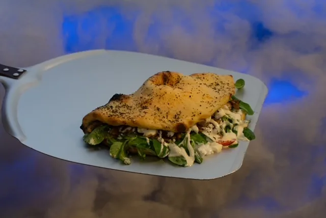 Pitta Kebab TAKE OFF, pâte maison, roquette, feta et viande kebab
