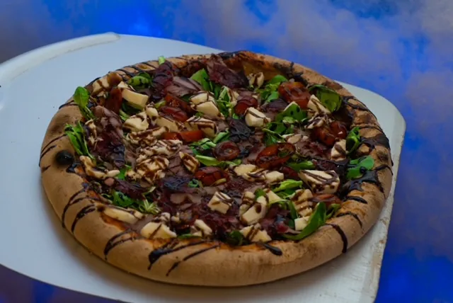 Pizza TAKE OFF à composer, pâte maison, roquette, chèvre et balsamique